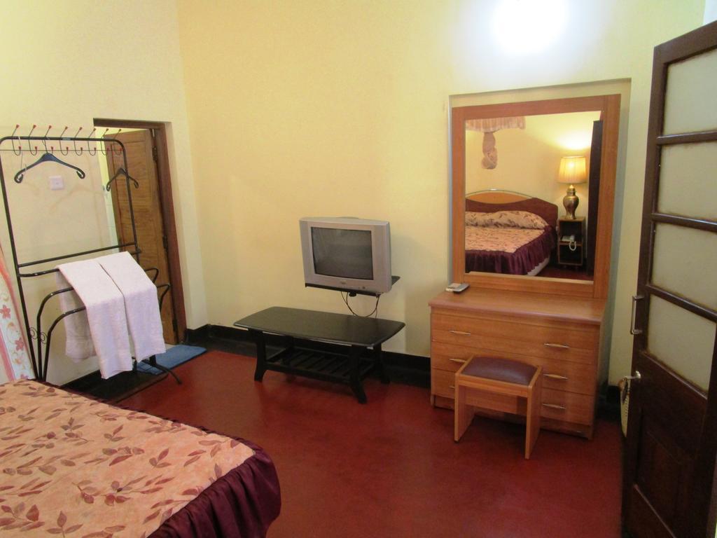 Hotel Shalini Анурадхапура Номер фото